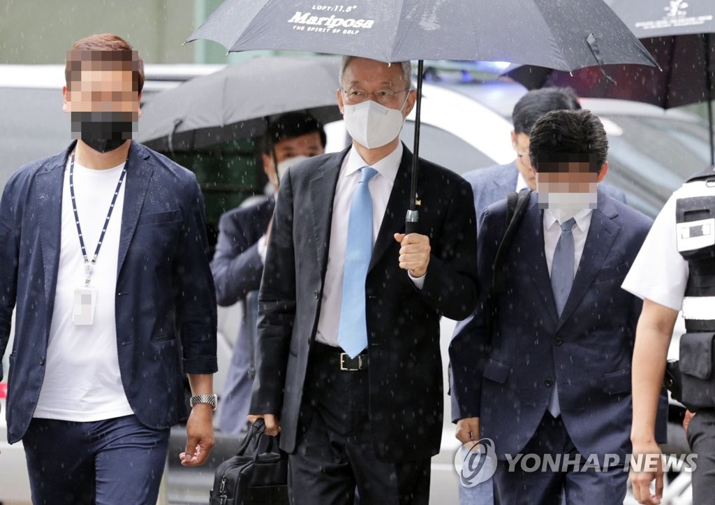 6月15日，在首尔东部地方法院，前产业通商资源部长官白云揆（居中）准备接受逮捕必要性审查。 韩联社