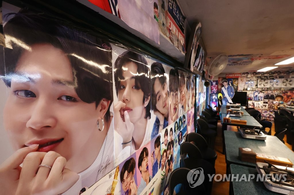 资料图片：首尔市一家餐厅贴满防弹少年团照片。 韩联社