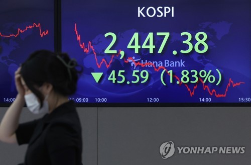 资料图片：6月15日，韩国综合股价指数（KOSPI）报收于2447.38点，创年度最低收盘纪录。图为首尔中区的韩亚银行交易大厅。 韩联社