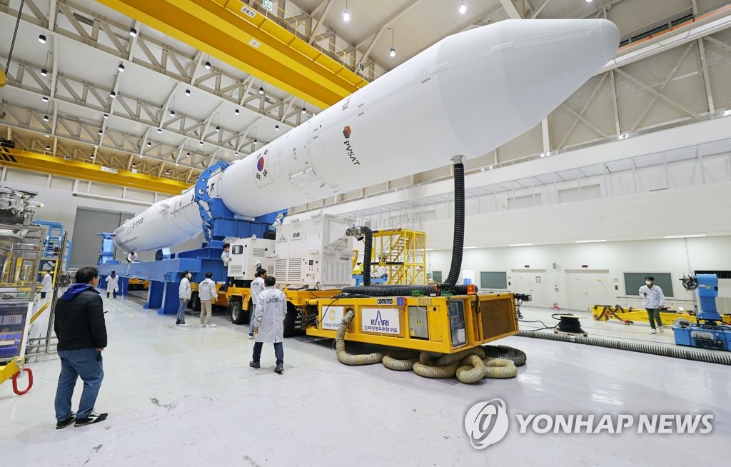 资料图片：6月16日，韩国自研运载火箭“世界”号被重新转运至组装间。 韩国航空航天研究院供图（图片严禁转载复制）