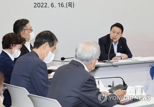 6月16日，在京畿道城南市板桥第二科技谷企业成长中心，总统尹锡悦（右一）出席新政府经济政策方向发布会并发言。 韩联社
