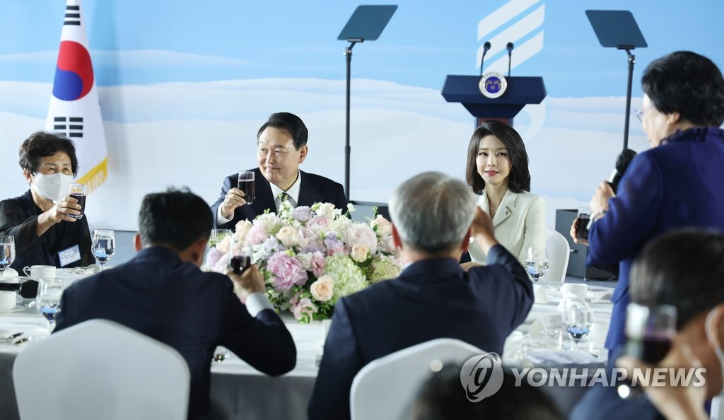 6月17日，在位于首尔龙山区的战争纪念馆，韩国总统尹锡悦（左三）和夫人金建希（右二）邀请国家有功人士及家属共进午餐。 韩联社