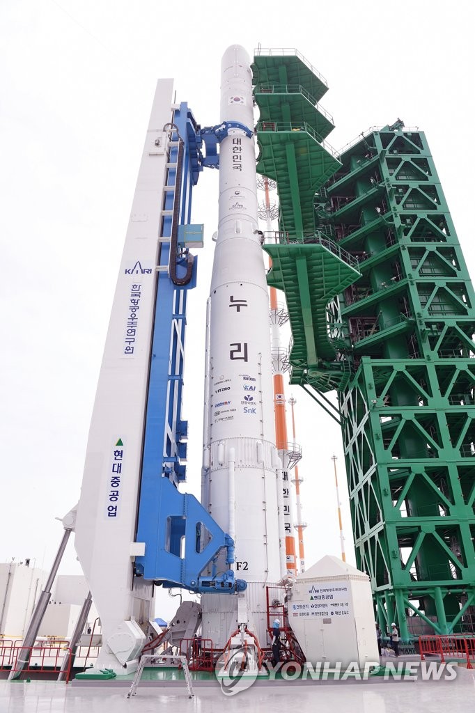 6月20日，在位于全罗南道高兴郡的罗老宇航中心，韩国自研运载火箭“世界”号（KSLV-Ⅱ）竖立在发射架上。 韩联社/韩国航空航天研究院供图（图片严禁转载复制）