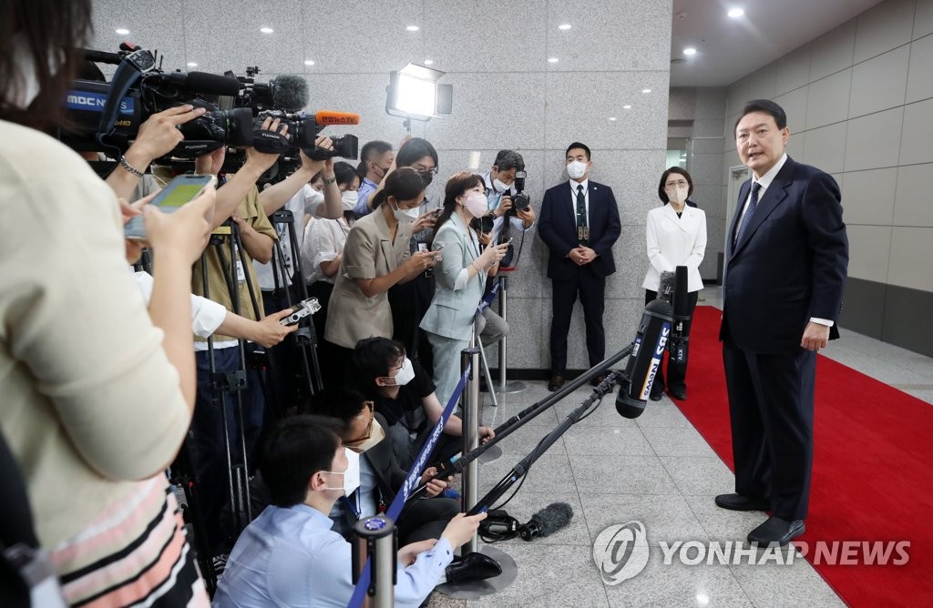 6月21日，在首尔龙山的总统办公室，尹锡悦（右）答问记者。 韩联社