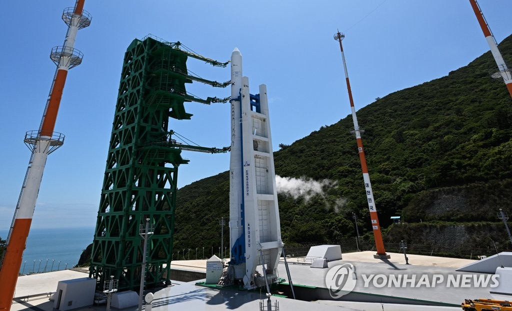 6月21日，在位于全罗南道高兴郡的罗老宇航中心，韩国自研运载火箭“世界”号正在进行燃料和氧化剂注入工作。 韩联社/联合摄影记者团