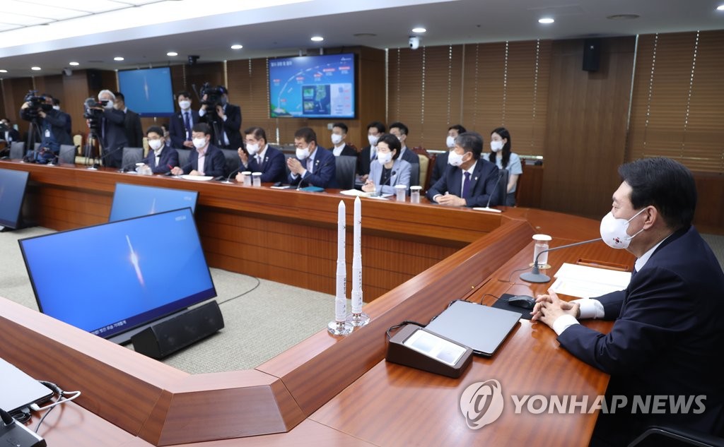 6月21日，在首尔龙山总统府，韩国总统尹锡悦（右一）正在收看韩国自研火箭“世界”号（KSLV-Ⅱ）发射现场直播。 韩联社