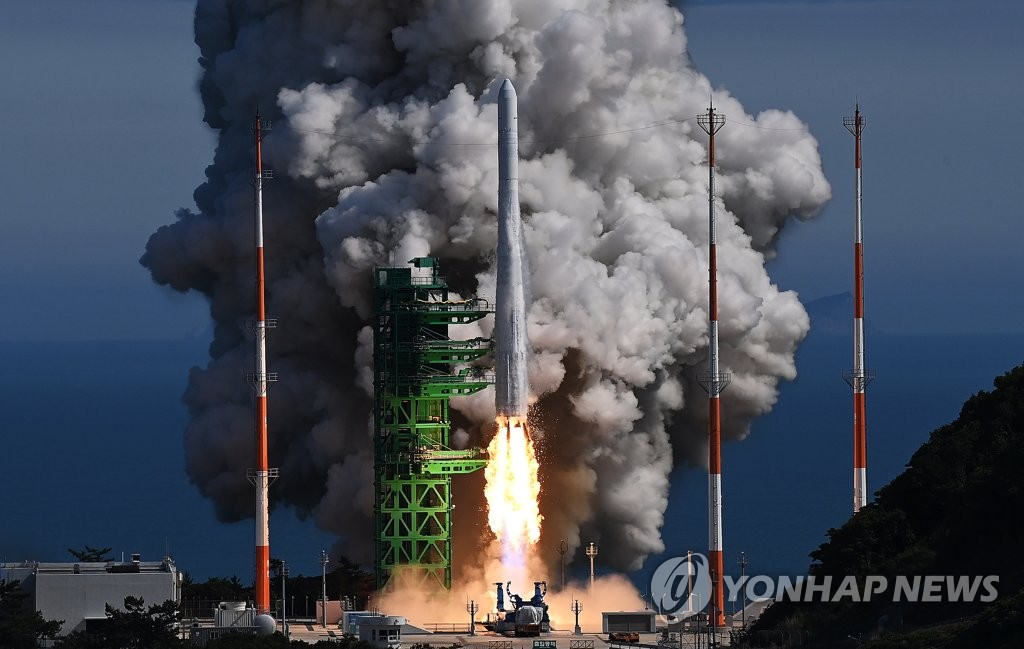 6月21日，在位于全罗南道高兴郡的罗老宇航中心，韩国自研运载火箭“世界”号（KSLV-Ⅱ）进行第二次发射。这是韩国首次利用自研运载火箭发射自主研发的人造卫星。 韩联社/联合摄影记者团