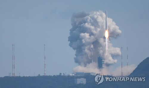 6月21日，在位于全罗南道高兴郡的罗老宇航中心，韩国自研运载火箭“世界”号（KSLV-Ⅱ）进行第二次发射。图为“世界”号发射升空。 韩联社/联合摄影采访团