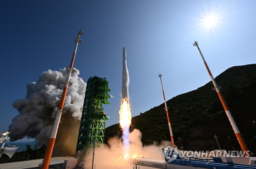 6月21日，在位于全罗南道高兴郡的罗老宇航中心，韩国自研运载火箭“世界”号（KSLV-Ⅱ）进行第二次发射。图为“世界”号发射升空。 韩联社/联合摄影采访团
