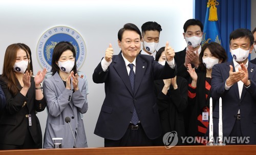 资料图片：6月21日，在首尔龙山总统府视频会议室，韩国总统尹锡悦（左三）在“世界”号发射成功后与研究团队进行视频通话并双手竖起大拇指表示赞许。 韩联社