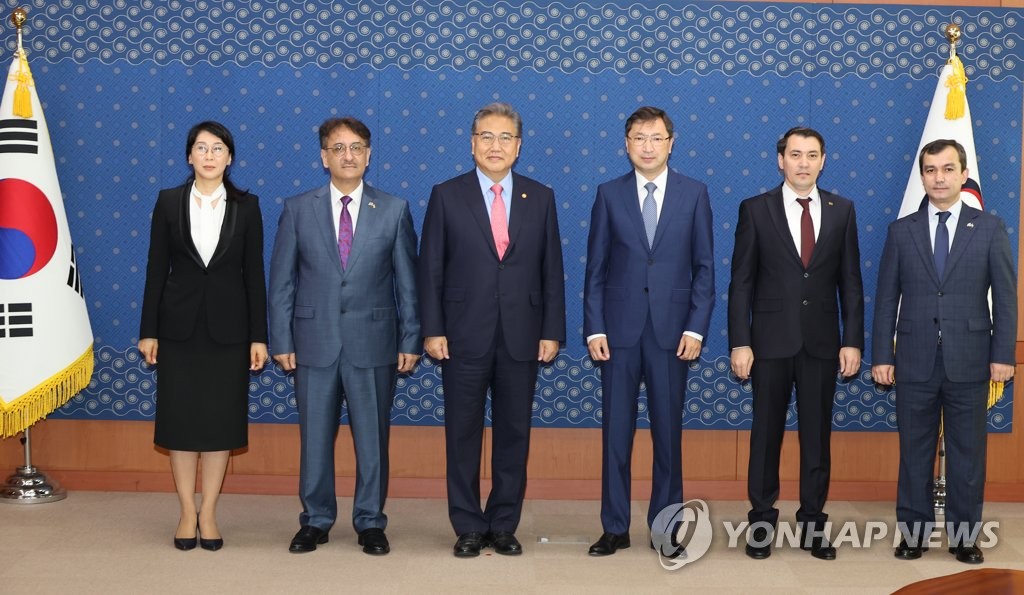 6月22日，在首尔钟路区的外交部大楼，韩国外交部长官朴振（左三）会见中亚五国驻韩大使团。 韩联社