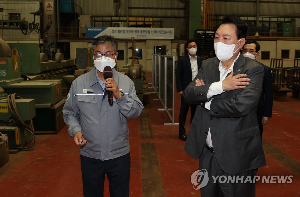 资料图片：6月22日，韩国总统尹锡悦（右）视察庆尚南道昌原市的斗山能源公司。 韩联社