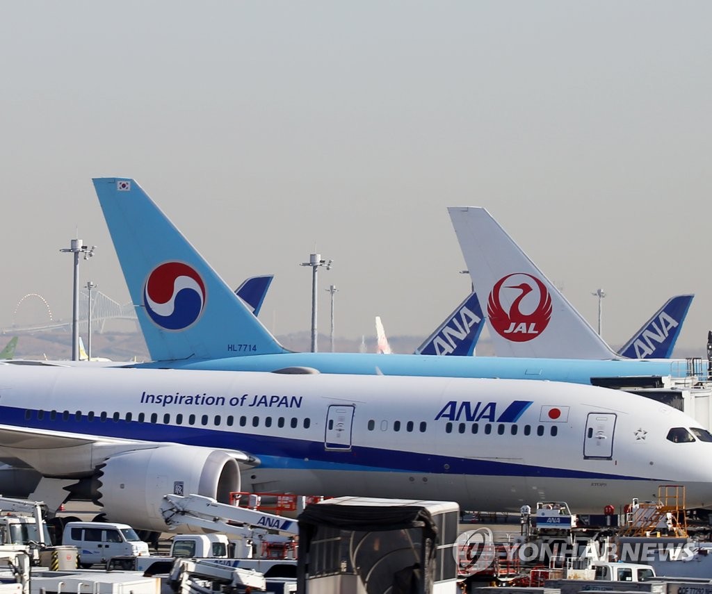 资料图片：停在羽田机场的韩日两国客机 韩联社