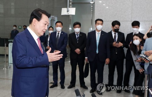 6月23日，在首尔龙山区的总统办公大楼，尹锡悦接受记者采访。韩联社