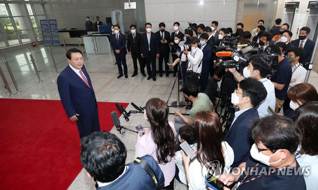 资料图片：总统尹锡悦在上班途中回答记者提问。 韩联社/总统室通讯摄影记者团供图（图片严禁转载复制）