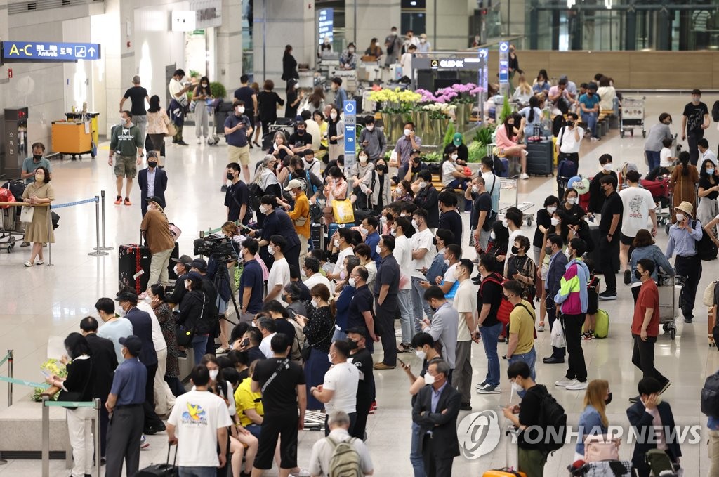 资料图片：6月23日，仁川国际机场第一航站楼到达大厅人头攒动。 韩联社