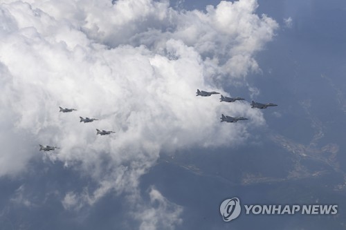韩美空军在韩进行巡逻飞行