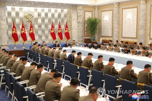 据朝中社6月24日报道，在国务委员会委员长金正恩的指导下，劳动党第8届中央军事委员会第3次扩大会议从21日至23日在党中央委员会总部大楼举行。 韩联社/朝中社（图片仅限韩国国内使用，严禁转载复制）