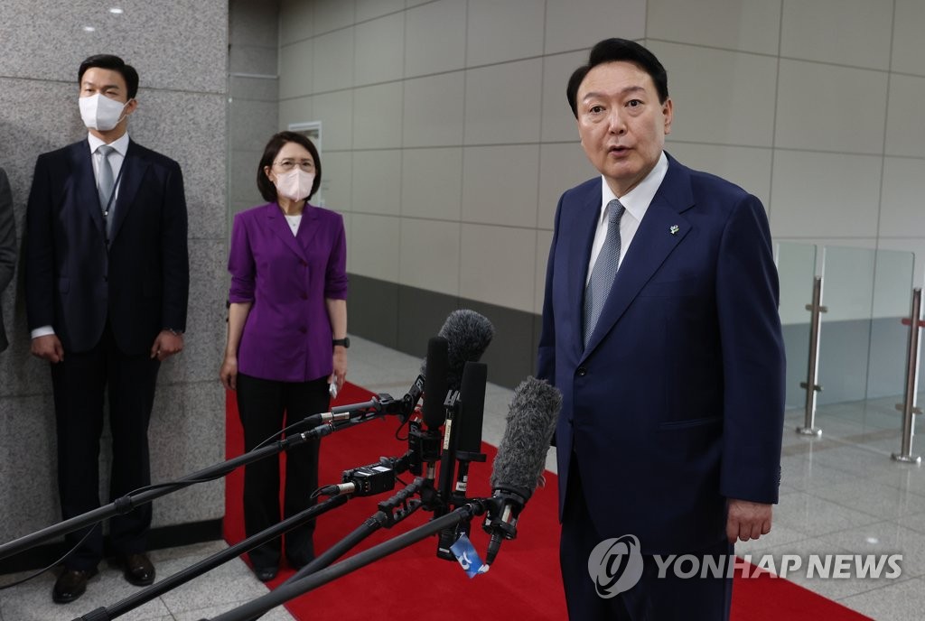 6月24日，在龙山总统府，韩国总统尹锡悦（右一）在上班前接受记者采访。 韩联社