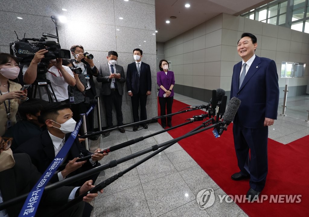 资料图片：6月24日，在首尔龙山总统府，韩国总统尹锡悦在上班路上答记者问。 韩联社