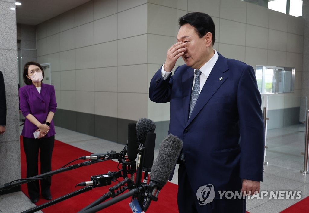 6月24日上午，在首尔市的龙山总统府，尹锡悦在上班路上答记者问。 韩联社