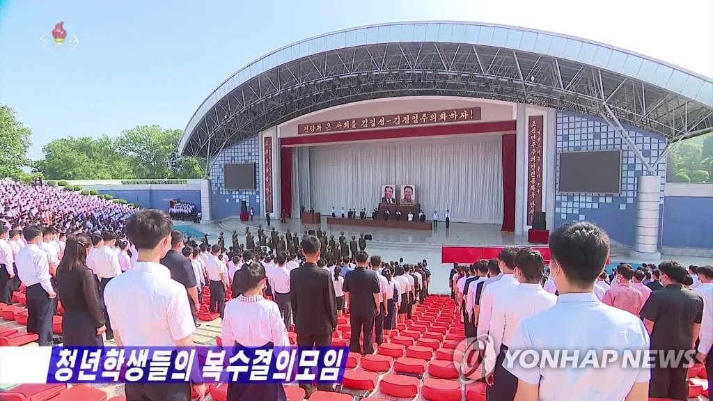 据朝鲜中央电视台6月25日报道，在迎来韩国战争（朝鲜战争）爆发72周年之际，“反美斗争”群众集会在平壤市青年公园举行。在朝鲜近期阐明“强对强、正面斗争”外交基调的情况下，反美群众集会时隔五年重启。 韩联社/朝鲜央视画面截图（图片仅限韩国国内使用，严禁转载复制）