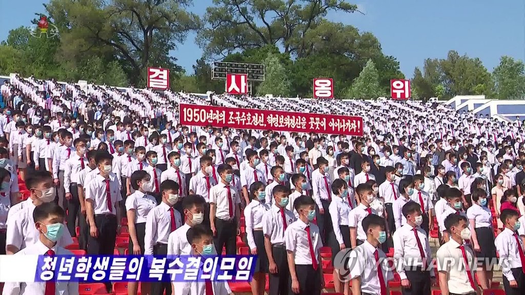 据朝鲜中央电视台6月25日报道，在迎来韩国战争（朝鲜战争）爆发72周年之际，“反美斗争”群众集会在平壤市青年公园举行。在朝鲜近期阐明“强对强、正面斗争”外交基调的情况下，反美群众集会时隔五年重启。 韩联社/朝鲜央视画面截图（图片仅限韩国国内使用，严禁转载复制）