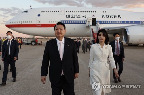 资料图片：当地时间6月27日，韩国总统尹锡悦（左）和夫人金建希飞抵马德里巴拉哈斯机场。 韩联社