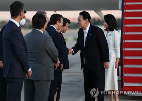 当地时间6月27日，在西班牙马德里巴拉哈斯国际机场，尹锡悦与夫人金建希与前来迎接的人员握手。 韩联社