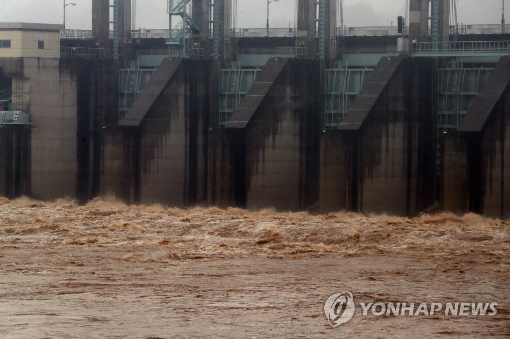 6月28日，京畿道涟川郡的一座调洪水库开闸泄洪。 韩联社