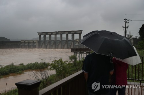 6月28日，京畿道涟川郡的一座调洪水库在开闸泄洪。 韩联社