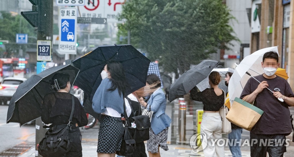 资料图片：风雨交加 韩联社