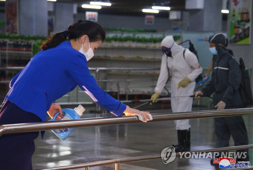 朝中社6月28日报道称，朝鲜平壤地下商店的员工们正按照防疫规定开展消毒工作。 韩联社/朝中社（图片仅限韩国国内使用，严禁转载复制）
