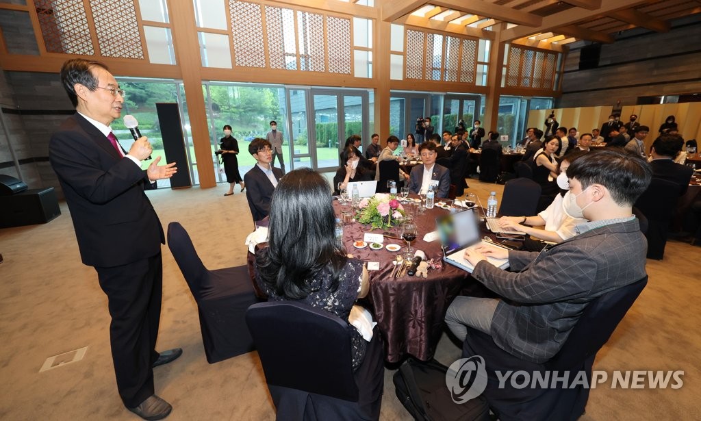 6月28日，在世宗市，韩国国务总理韩悳洙（左一）答记者问。 韩联社