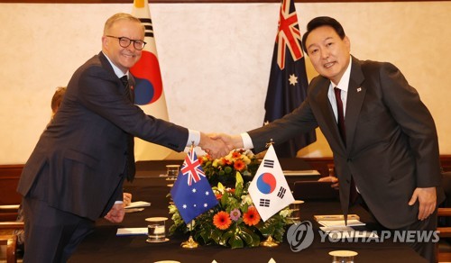当地时间6月28日，在西班牙马德里，韩国总统尹锡悦（右）同澳大利亚总理安东尼·阿尔巴尼斯举行会谈。尹锡悦此次为出席北大西洋公约组织（北约）首脑会议而访问西班牙。 韩联社
