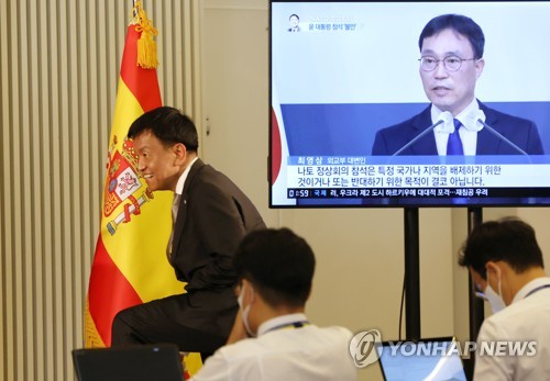 当地时间6月28日，在西班牙马德里，韩国总统秘书室经济首秘崔相穆召开记者会介绍北约峰会的意义。图为崔相穆入场。 韩联社