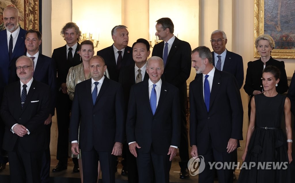 当地时间6月28日，在马德里皇宫，韩国总统尹锡悦（第二排左三）出席西班牙国王为北约峰会与会国首脑及第一夫人举行的欢迎晚宴。图为各国首脑合影。 韩联社