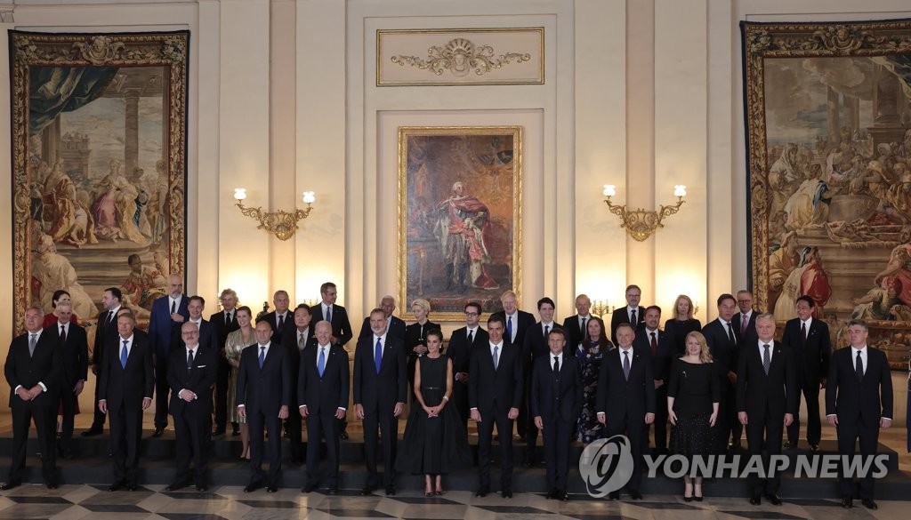 当地时间6月28日，在西班牙马德里王宫，韩国总统尹锡悦夫妇出席西班牙国王费利佩六世举行的欢迎晚宴。图为参加人士合影。 韩联社