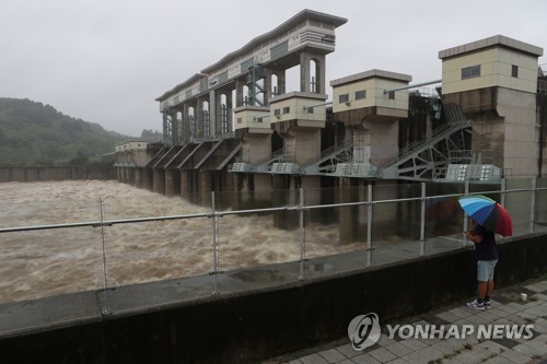 6月29日，设于京畿道涟川郡临津江的郡南调洪水库正在开闸泄洪。 韩联社