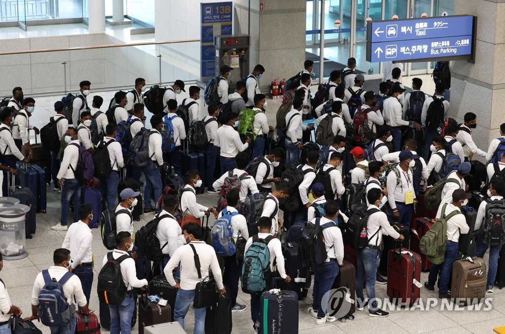 资料图片：6月29日，在仁川国际机场第一航站楼，海外入境者等待办理入境手续。 韩联社