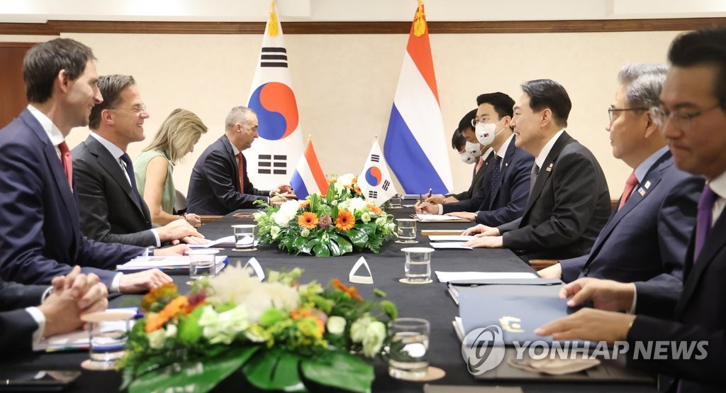 当地时间6月29日，在马德里，韩国总统尹锡悦（右）借出席北约峰会之机同荷兰首相吕特举行首脑会谈。 韩联社