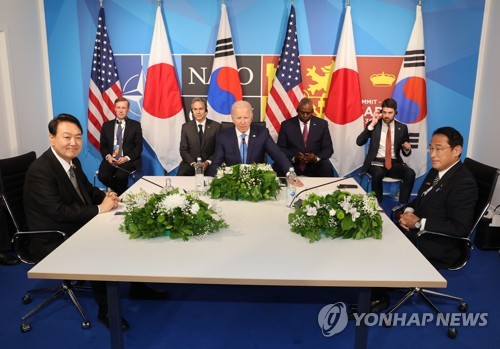 资料图片：当地时间6月29日，在西班牙马德里，韩国总统尹锡悦（左起）同美国总统拜登、日本首相岸田文雄举行会谈。 韩联社