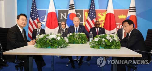 资料图片：当地时间6月29日，在西班牙马德里，韩国总统尹锡悦（左起）同美国总统拜登和日本首相岸田文雄举行会谈。 韩联社