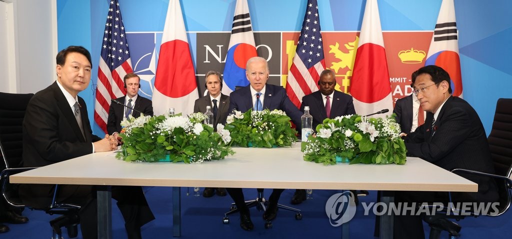 资料图片：当地时间6月29日，在西班牙马德里，韩国总统尹锡悦（左起）同美国总统拜登和日本首相岸田文雄举行会谈。 韩联社