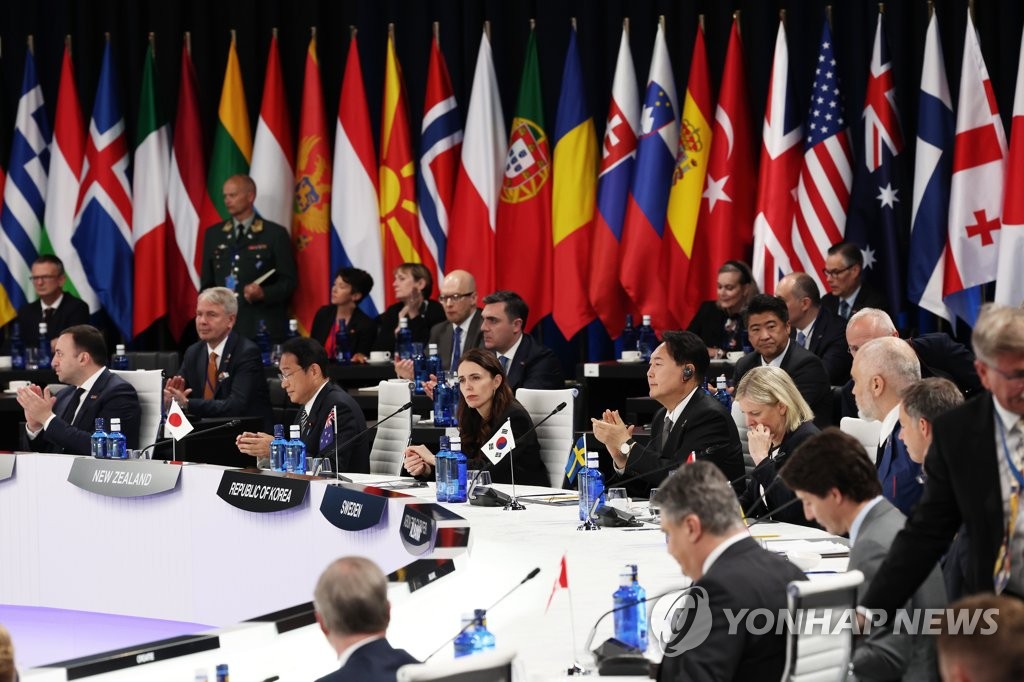 资料图片：当地时间6月29日，在西班牙马德里，韩国总统尹锡悦（圆桌左起第四）出席北约峰会。 韩联社