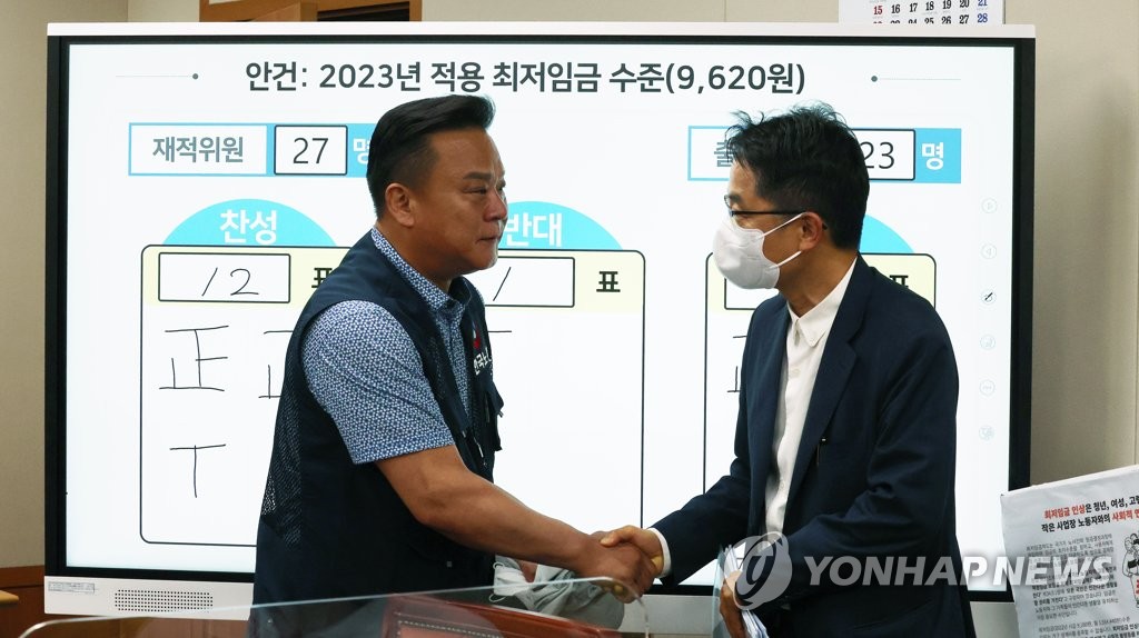 资料图片：6月30日，在政府世宗办公大楼，最低时薪委员会举行第8次全体会议，敲定2023年最低时薪为9620韩元。 韩联社