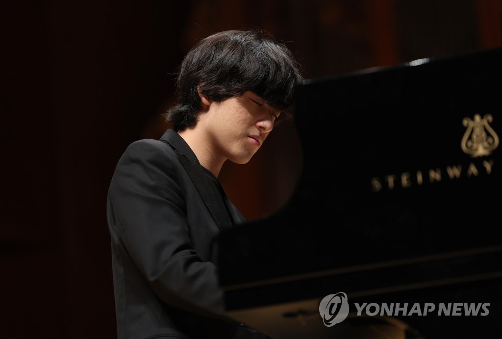 6月30日，在韩国艺术综合学校，第十六届范·克莱本国际钢琴比赛最年轻冠军、韩国18岁钢琴家任奫灿在记者会开始之前演奏斯克里亚宾的名曲。 韩联社