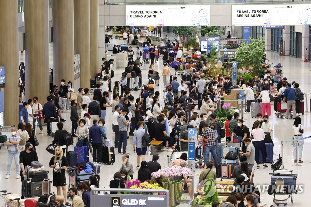 6月30日，仁川国际机场第一航站楼国际到达大厅挤满游客。 韩联社