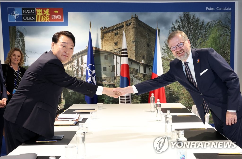 当地时间6月30日上午，在西班牙马德里，尹锡悦（左）与菲亚拉在会前握手。 韩联社