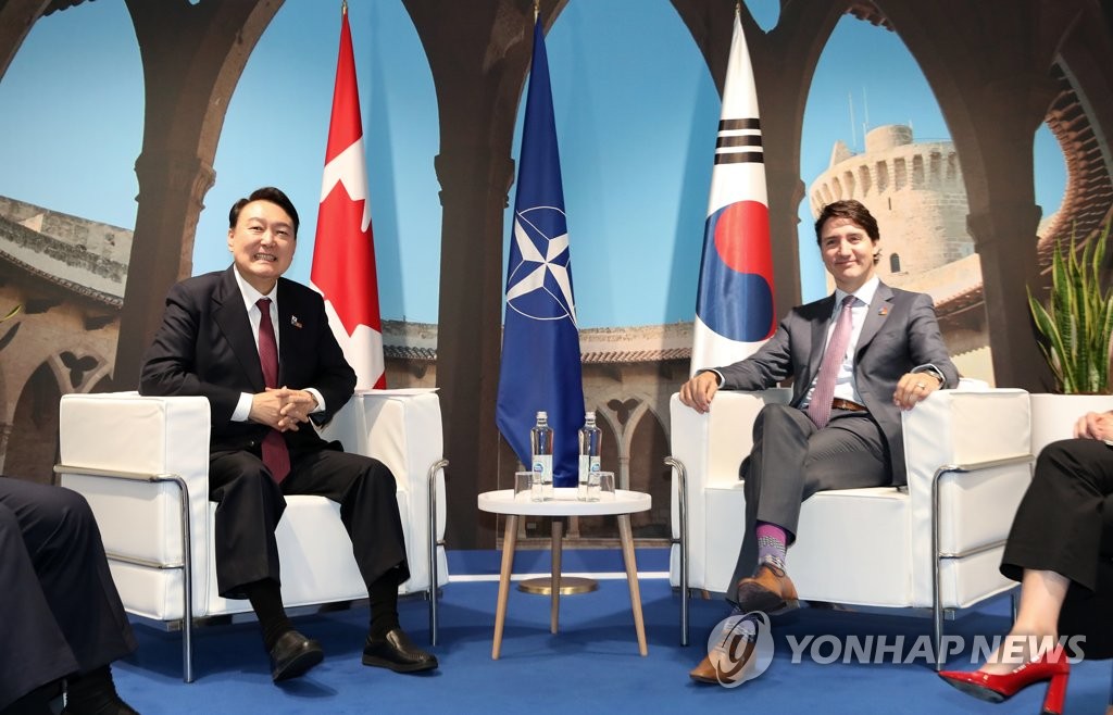 当地时间6月30日，在西班牙马德里，总统尹锡悦（左二）同加拿大总理特鲁多举行会谈。 韩联社